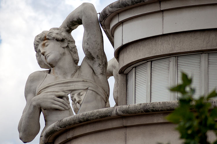 Visage de femme au coeur de buste de femme -  © Norbert Pousseur