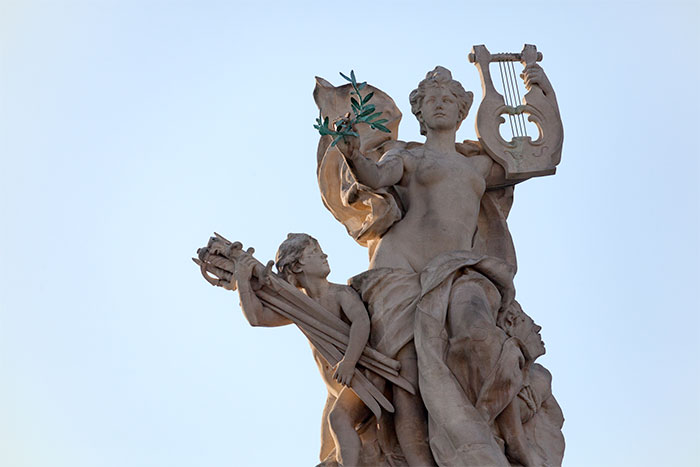 Femme symbole des arts, après celui de la guerre -  © Norbert Pousseur