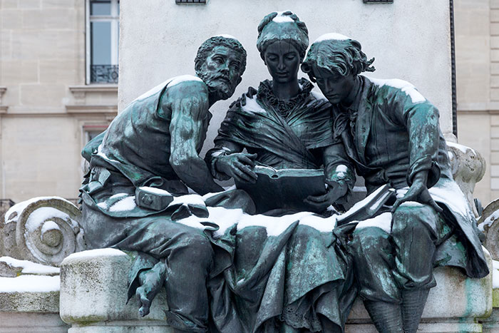 Femme lisant sous le regard d'Alexandre Dumas-  © Norbert Pousseur