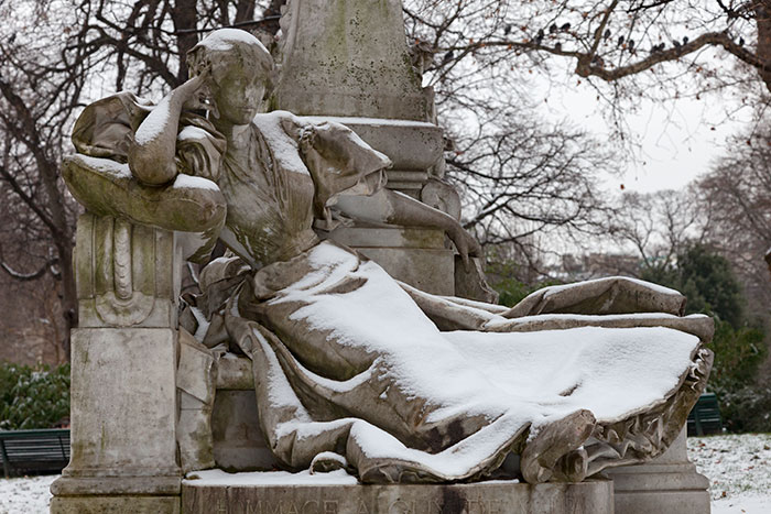Femme allongée au pied de la statue de Guy de Maupasant-  © Norbert Pousseur