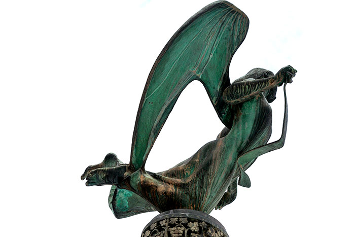 Statue de femme ange - © Norbert Pousseur Statue de femme ange - © Norbert Pousseur