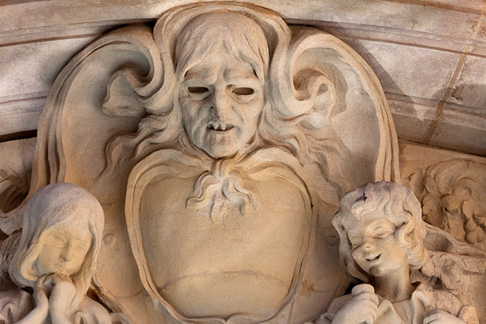 Visage de vieille femme entourée de deux fillettes -  © Norbert Pousseur