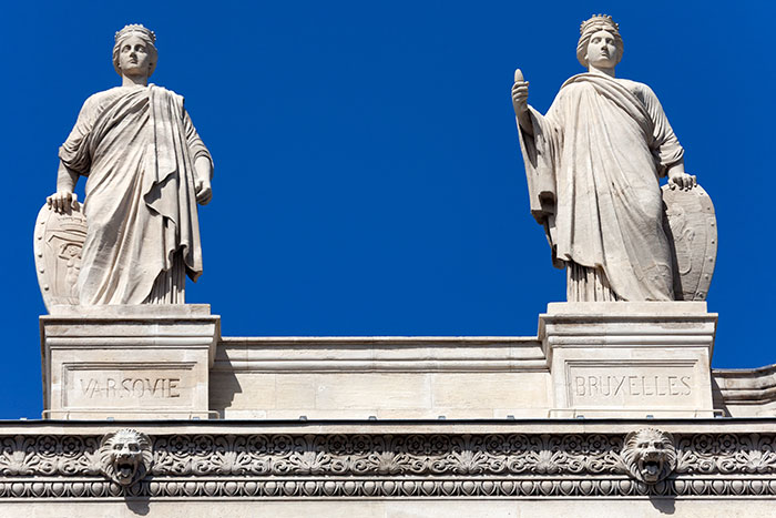 Statues symbolisant Varsovie et Bruxelles à la gare du Nord de Paris -  © Norbert Pousseur