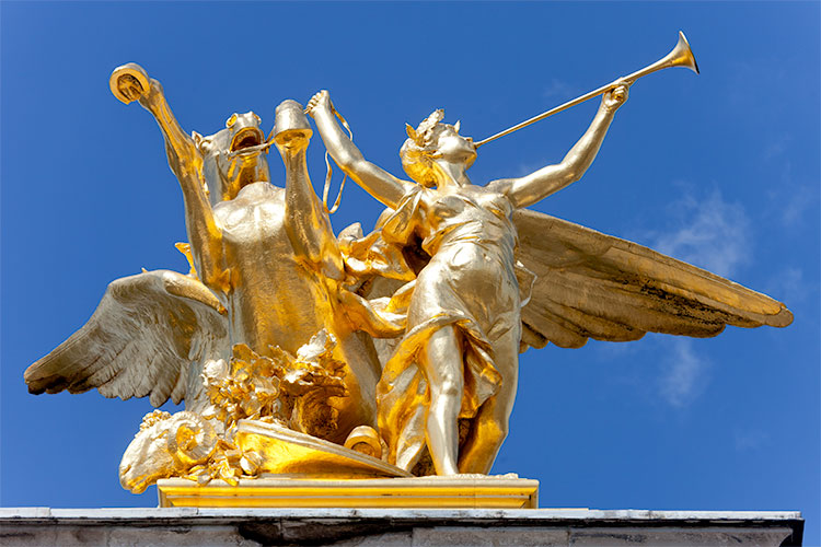 Femme claironnant la victoire, retenant Pégase - © Norbert Pousseur Femme claironnant la victoire, retenant Pégase - © Norbert Pousseur