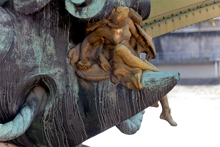 Une des femmes perchée sur la structure de pont parisien - © Norbert Pousseur Une des femmes perchée sur la structure de pont parisien - © Norbert Pousseur