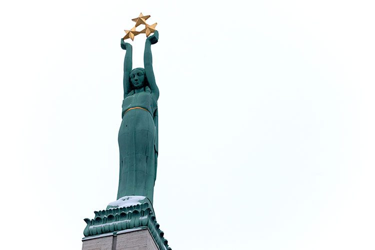 Statue de la République lettone, femme aux trois étoiles -  © Norbert Pousseur