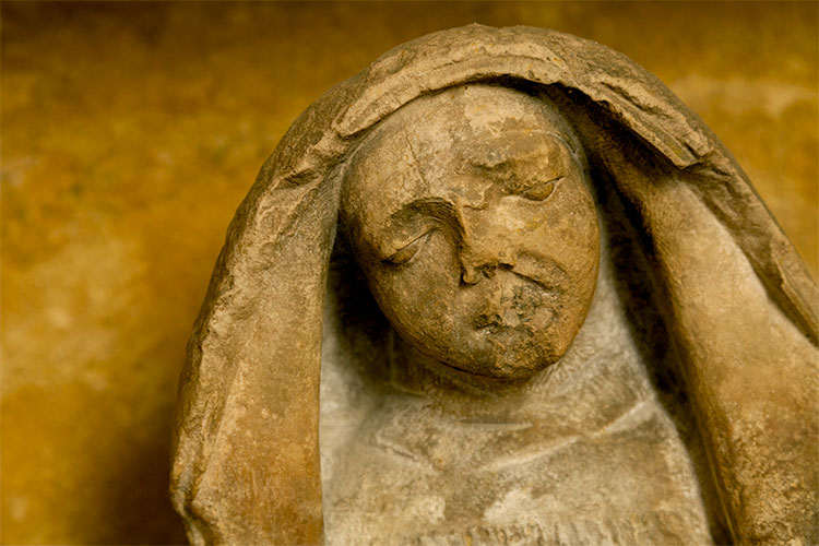 Visage tourmenté ou doulourerux de Vierge -  © Norbert Pousseur