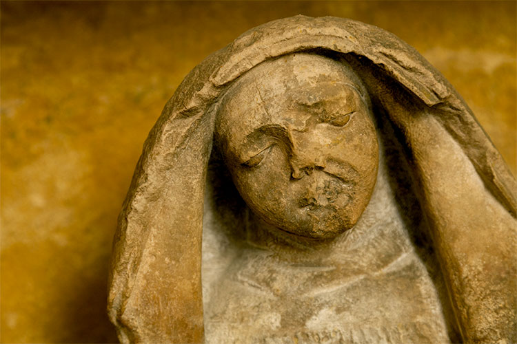 Visage tourmenté ou doulourerux de Vierge - © Norbert Pousseur Visage tourmenté ou doulourerux de Vierge - © Norbert Pousseur
