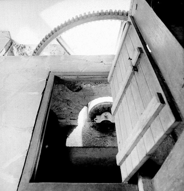 Mécanique de moulin dépassant du plancher -  © Norbert Pousseur