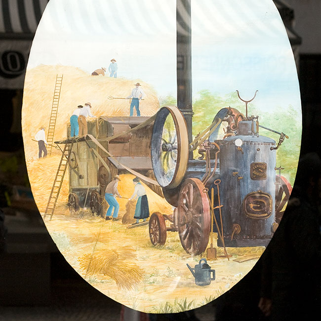 Moissonneuse-batteuse dans un champ de blé -  © Norbert Pousseur
