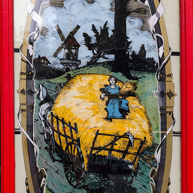 Carriole de blé en gerbes avec sa fermière -  © Norbert Pousseur