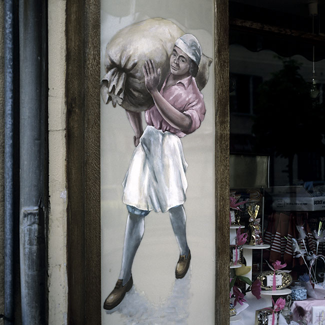 Boulanger au sac de  farine -  © Norbert Pousseur