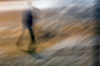 Main se déchirtant sur un mur -  © Norbert Pousseur