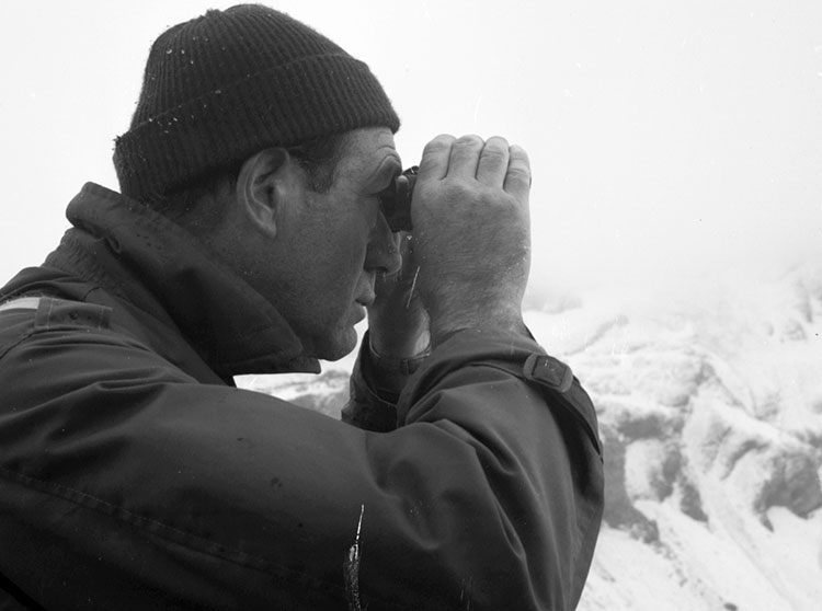 Samivel aux jumelles, ayant apperçu un chamois -  © Norbert Pousseur
