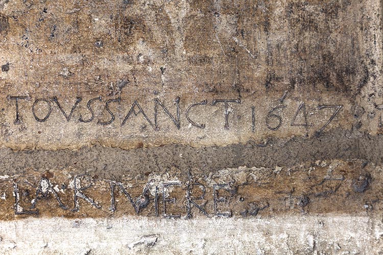 Graf de 1647, sur mur : Tous Saints © Norbert Pousseur