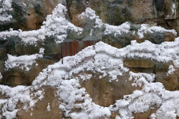 Neige accrochée à un mur -  © Norbert Pousseur