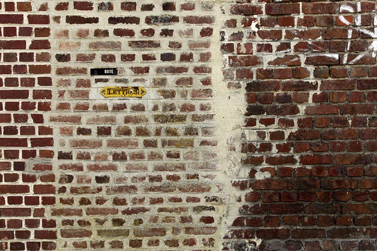 Boite aux lettres dans mur de briques -  © Norbert Pousseur