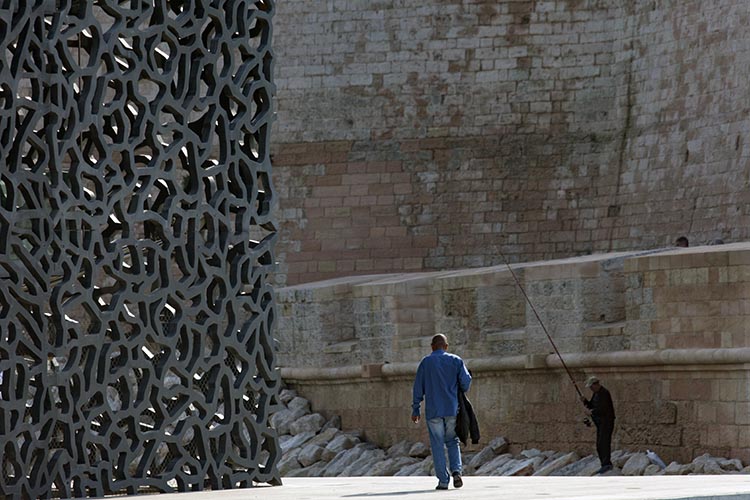 Personnages entre murs -  © Norbert Pousseur