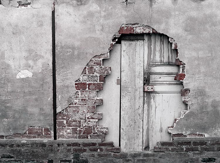 Porte cachée derrière un mur -  © Norbert Pousseur