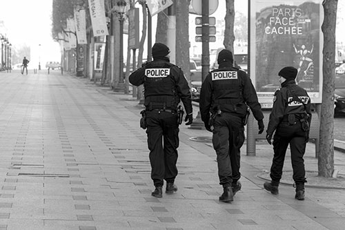 Policiers aux Champs-Elysés - © Norbert Pousseur