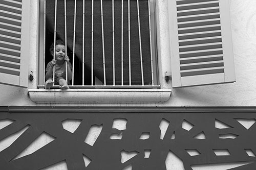 Enfant à la fenêtre - © Norbert Pousseur
