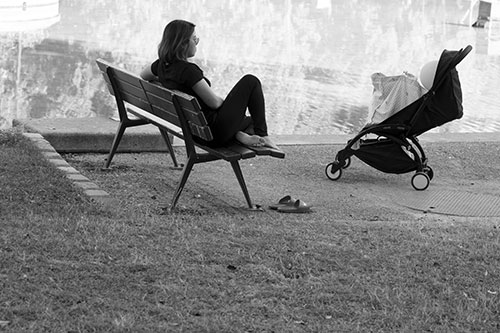 Mère sur un banc - © Norbert Pousseur