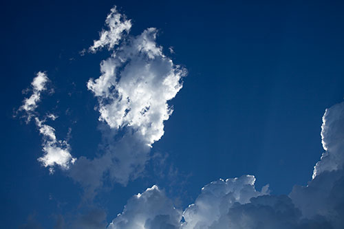 Sans confinement, nuages dans le ciel, s'étirent