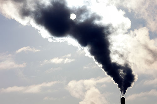 Fumée de vapeur blanche qui apparait noire en contre-jour -  © Norbert Pousseur