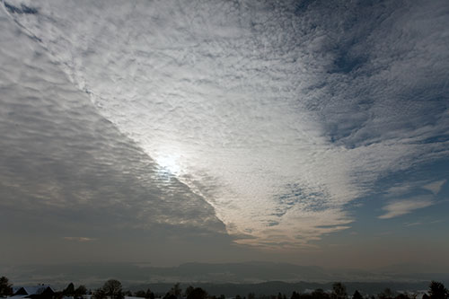 Front de nuages denses sur une moitié de ciel -  © Norbert Pousseur