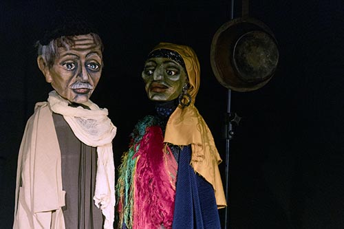 Couple de marionnettes  aux visages moyen-orientaux  -  © Norbert Pousseur